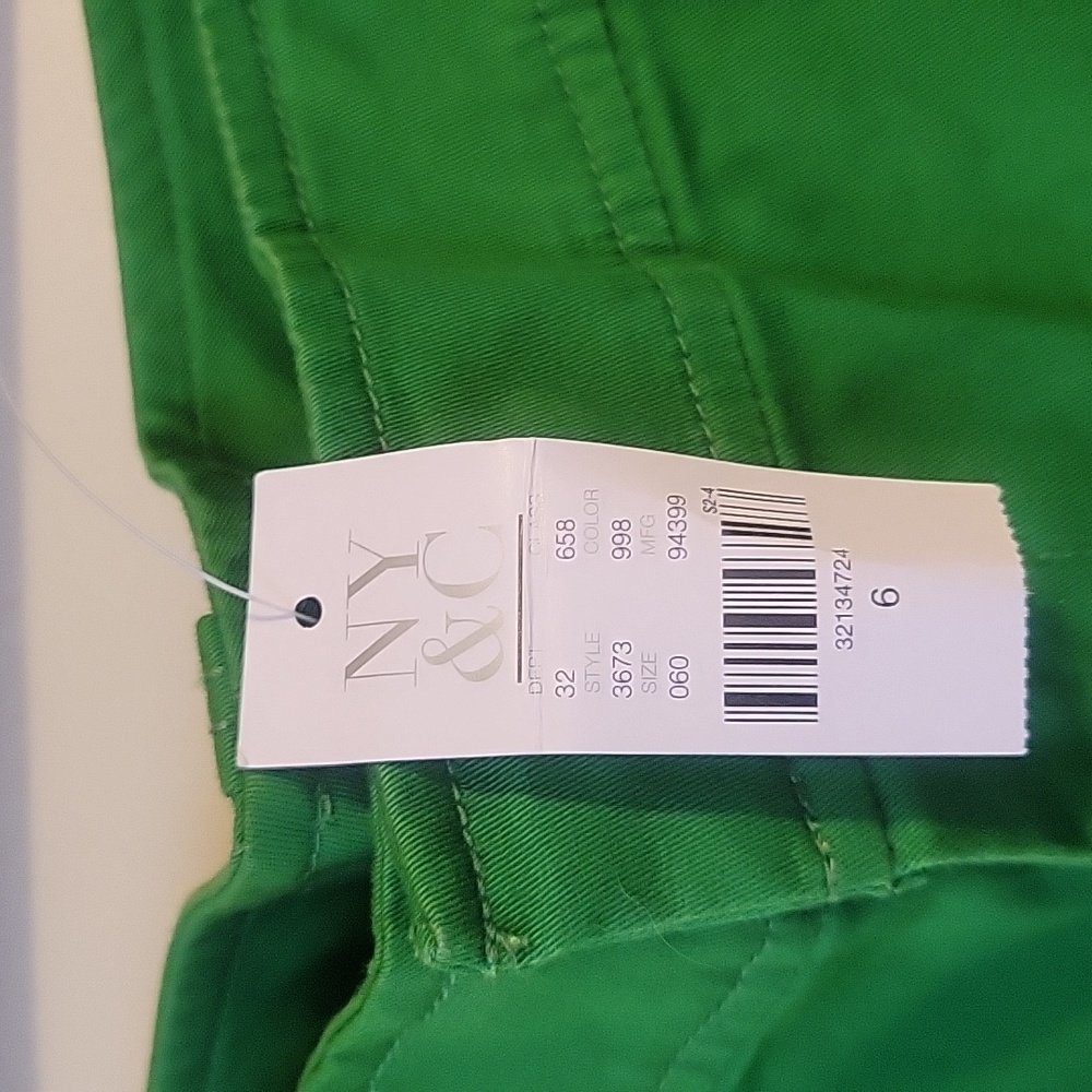 NEW YORK & COMPANY SHORTS - Picture 3 of 5
